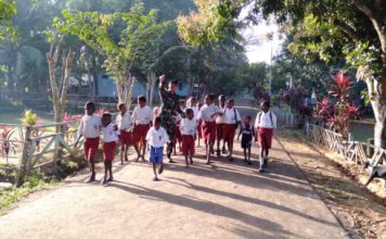 Demi Masa Depan Yang Lebih Cerah, Anggota Satgas Pamtas Yonif Mekanis Raider 411/Divif 2 Kostrad Jemput Anak Sekolah