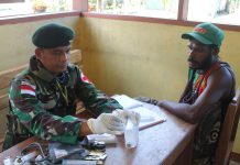 Banyak Alami Infeksi dan Enggan Berobat, Satgas Pamtas Yonif R 300 Gelar Pengobatan Massal di Distrik Waris