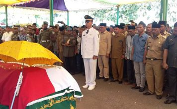 Ribuan Jamaah Menshlatkan Jenazah Bupati Aceh Selatan H. Azwir S. Sos