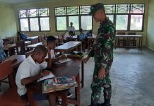 Demi Masa Depan Anak Papua Satgas Raider 300 Bantu Mengajar