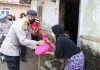 Kapolres Majalengka Bagikan Sembako Door To Door