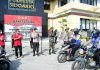 Peduli Dampak Covid-19, Bhabinkamtibmas dan Babinsa Sidoarjo Bagikan Sembako Serta Masker