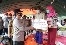 Kapolda Jatim Tinjau Posko Kesehatan di Jombang, Serta Berikan Bantuan Sosial ke Korban Banjir