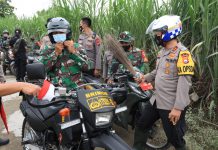 Kapolda Jatim Puji Babinsa dan Babinkantibmas, Bawah Sapu Lidi Untuk Bersihkan Rumah Warga