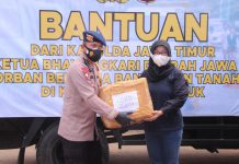 Dansat Brimob Polda Jatim Berikan Bantuan Sembako ke Korban Tanah Longsor dan Banjir di Nganjuk