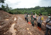 Pangdam V Brawijaya dan Kapolda Jatim Tinjau Lokasi Tanah Longsor di Desa Ngetos Kabupaten Nganjuk