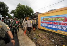 Bhayangkari dan Persit Kartika Chandra Bersinergi Membantu Masyarakat di Posko Pengungsian