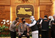 Kapolda Jatim Didampingi Gubernur dan Pangdam V Brawijaya Jalani Vaksinasi Covid-19 Dosis Kedua di Grahadi