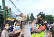 Wujud Negara Hadir, Personel TNI-Polri Dikerahkan Bantu Korban Banjir