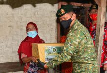 Dalam Rangka HUT Kostrad Ke-60, Pangdivif 2 Kostrad Bagikan Paket Sembako Kepada Mayarakat Desa Sidomulyo