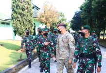 Pangdivif 2 Kostrad Dampingi Wakasad Tinjau Latma MTT SFAB US Army di Yonif Mekanis Raider 411/Pandawa/6/2 Kostrad