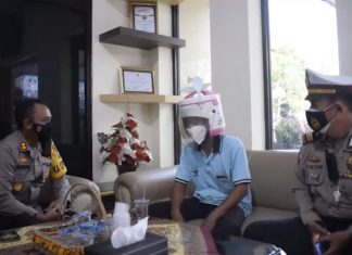 Pengendara Motor yang Menggunakan Helem Megic Com Dibina Kapolres Pasuruan Kota