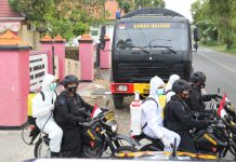 Brimob Polda Jatim, Bagikan Masker dan Sembako, Serta Melakukan Penyemprotan Disinfektan di Kecamatan Arosbaya