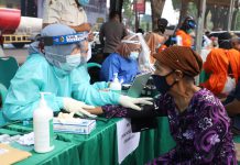 Vaksinasi COVID-19 ke Pasar Tradisional Mojokerto Berbonus Bingkisan