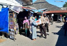 Polres Pasuruan, Banser dan Relawan lakukan Baksos Dengan Bagi Sembako