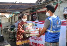 ASN Polres Bangkalan Peduli, Bagi Bagi Sembako Door to Door Kepada Warga Terdampak Covid-19