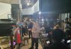 Malam-malam, Kapolri Blusukan di Solo Bagi-bagi Sembako ke Warga dan Pedagang Angkringan