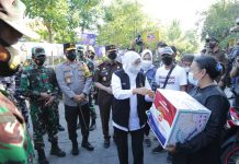 Forkopimda Jatim Berikan Bansos dan Ajak Masyarakat Bervaksin