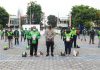 Kapolres Jombang Salurkan Bansos Kepada Komunitas Ojek Online