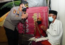 Patroli PPKM, Kapolresta Sidoarjo Sambil Masuk Perkampungan Salurkan Bansos Dampak Pandemi Covid-19