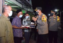 Kapolresta Sidoarjo Salurkan Bansos Dampak Pandemi Covid-19 ke Penggali Makam dan Nelayan