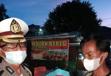 Ditlantas Polda Jatim Bagikan Bansos Bagi Masyarakat Terdampak PPKM