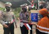 Wujudkan Polri Peduli, Satlantas Polres Bojonegoro Berikan Paket Sembako dan Bendera Merah Putih untuk Warga Terdampak Covid -19