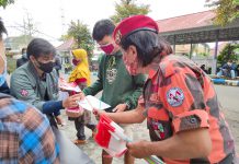 Jelang HUT RI, Polres Malang Bagikan Ratusan Bendera Merah Putih Kepada Peserta Vaksin