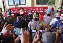 Angkat dan Kibarkan Bendera Merah Putih, Polres Probolinggo Gelar Vaksin Serentak dan Pendistribusian Bansos