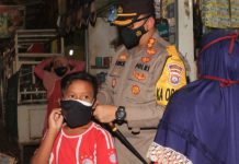 Kapolres Pasuruan Bagikan Masker Ke Pedagang Dan Pengunjung Pasar Pandaan 