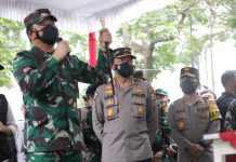 Cek Penggunaan Aplikasi Tracer Silacak, Panglima TNI dan Kabaharkam didampingi Forkopimda Jawa Timur