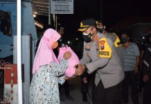 Bagikan Bansos, Kapolresta Sidoarjo Salut Semangat Merah Putih Warga