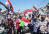 Kapolresta Sidoarjo Bagikan Bansos Sembako dan Bendera Merah Putih di Kampung Nelayan