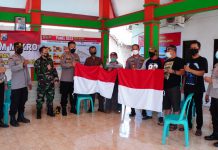 Kapolresta Sidoarjo Bagikan Bansos dan Bendera Merah Putih Ke Warga Terdampak Pandemi