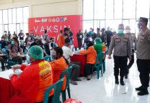 Ratusan Netizen Sidoarjo Disuntik Vaksin Covid-19 Dosis Kedua di Polresta Sidoarjo