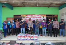 Kapolres Jombang Salurkan Ratusan paket Sembako Kepada Buruh dan Pekerja Seni Tradisional