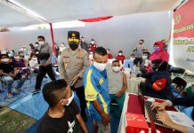 Polda Jatim Melaksanakan Vaksinasi komunitas masyarakat Papua di Surabaya