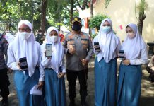 Gelar Vaksinasi Putih Abu-Abu, Kapolres Mojokerto Sosialisasi Aplikasi PeduliLindungi