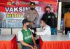 Polresta Sidoarjo Suntik Vaksin Covid-19 ke Bonek Sidoarjo