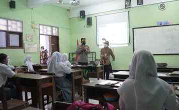 Kapolresta Sidoarjo Pantau Vaksinasi Pelajar dan Jalannya PTM Terbatas