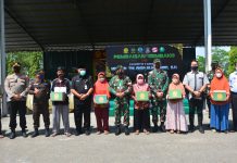 Pangdivif 2 Kostrad Tinjau Serbuan Vaksin Covid-19 dan Bagikan Paket Sembako Kepada Masyarakat di Mayonif Mekanis Raider 413/Bremoro/6/2 Kostrad