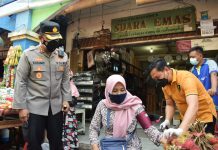 Kapolresta Sidoarjo Blusukan ke Pasar, Berburu Masyarakat Belum Vaksin