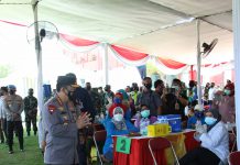 Tinjau Vaksinasi di Surabaya, Kapolri: Datangi dan Layani Warga yang Ada Di Titik Tak Terjangkau