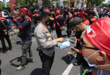 Tuntut Kenaikan Upah, Buruh Dapat Vaksin