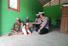 ASTUTI Berbagi di Tengah Pandemi, Satlantas Polres Bojonegoro Kembali Keliling Kampung Serahkan Sembako
