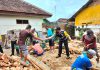 Wujud Kepedulian, Polsek Turen Bersama Masyarakat Perbaiki Rumah Warga Tidak Layak Huni
