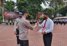Bantu Biaya Sekolah Para Murid TK, Anggota Polsek Donomulyo Dapat Penghargaan dari Kapolres Malang