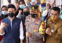 Tinjau Tanggul Jebol di Desa Cermen, Kapolres Gresik Bantu Sembako