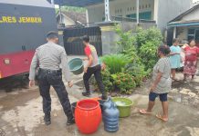 Water Canon Milik Polres Jember Diserbu Warga Terdampak Banjir Semboro