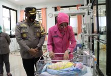 Polri Peduli Kemanusiaan, Kapolres Blitar Kota Jenguk Bayi Yang di Buang di Depan sebuah Toko